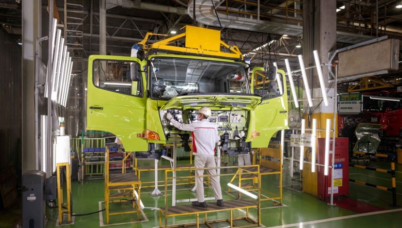 Pusat produksi Hino di pabrik HMMI