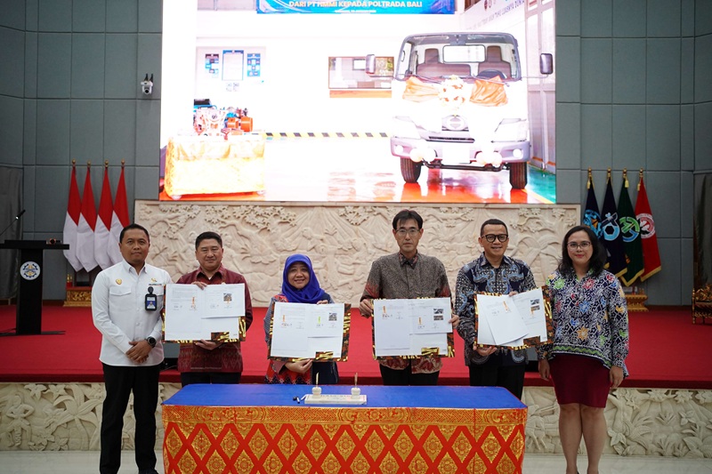 Prosesi penyerahan unit Hino 300 ke Poltrada Bali