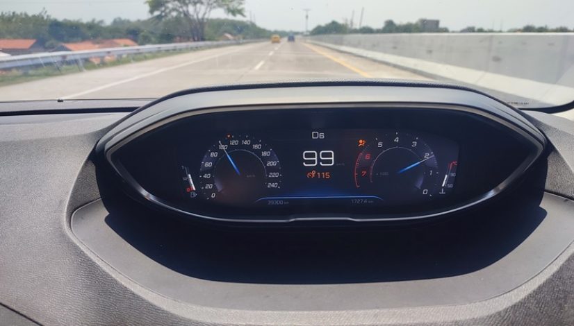 Instrument panel memberikan informasi jika kondisi mesin overheat