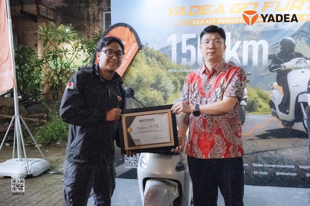 Penyerahan sertifikat atas keberhasilan tantangan 150+ km Yadea