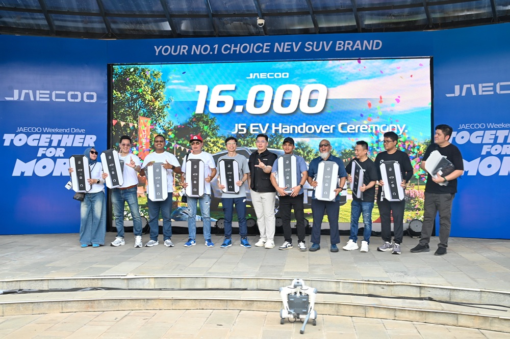 Seremoni serah terima J5 EV ke tangan konsumen