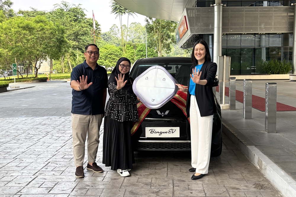 Prosesi penyerahan hadiah Gebyar Traveloka 2025