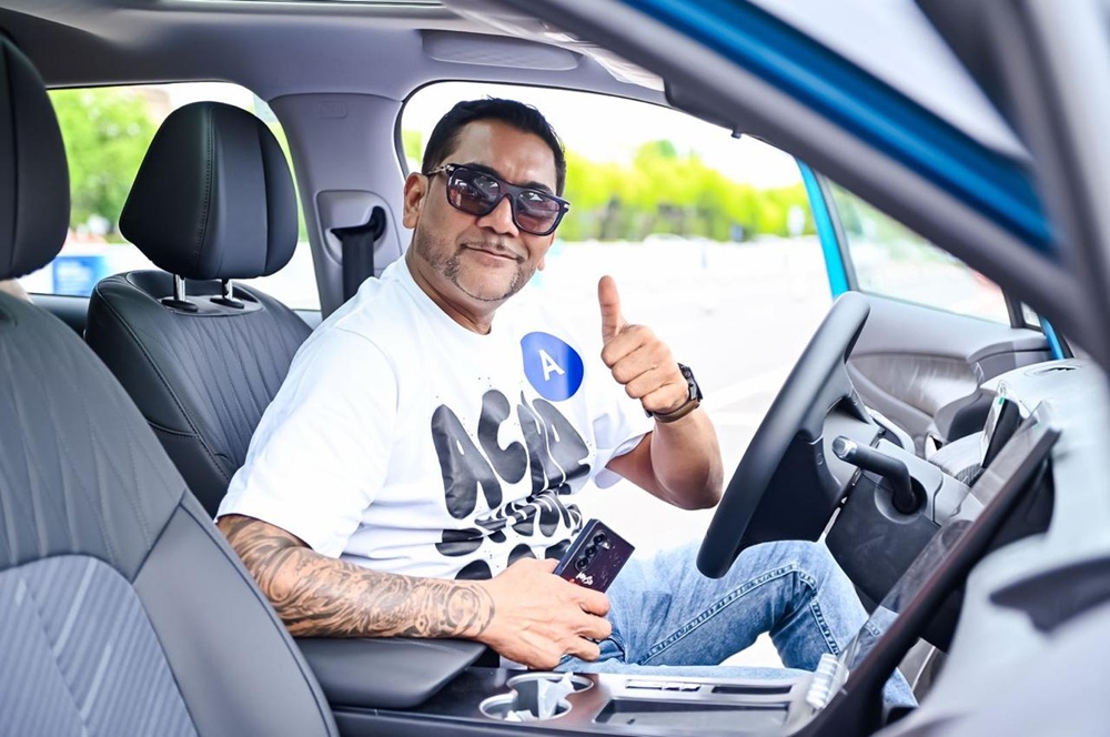 Para peserta antusias mengikuti Elegant on Site Test Drive LEPAS