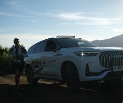 JAECOO J8 SHS-P ARDIS saat bertugas di lapangan sebagai lead car di ajang Rinjani 100