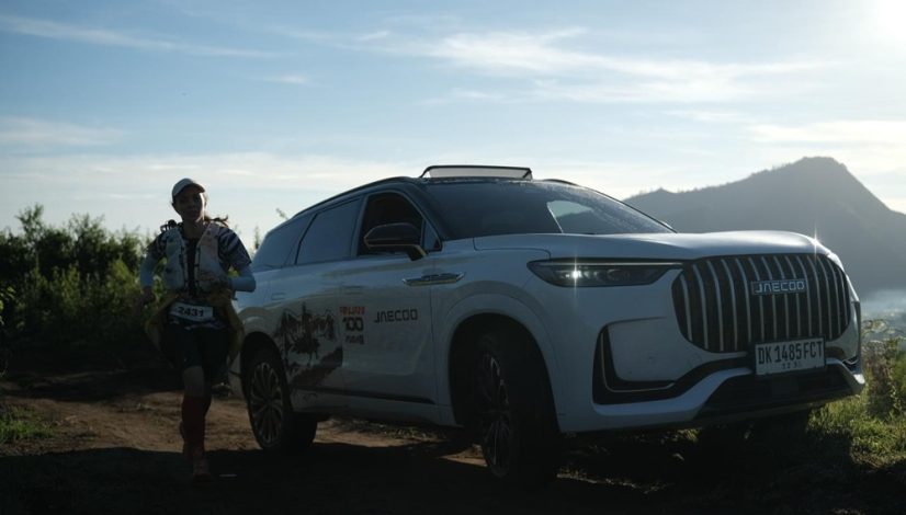 JAECOO J8 SHS-P ARDIS saat bertugas di lapangan sebagai lead car di ajang Rinjani 100