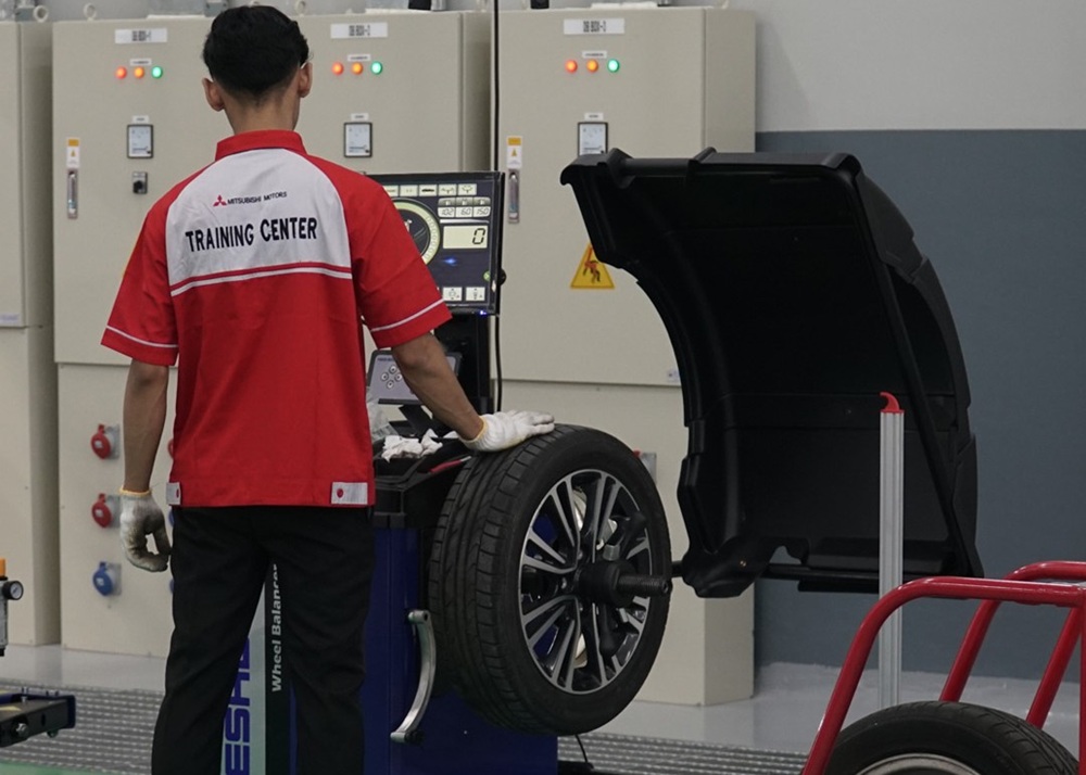 Mitsubishi edukasi pentingnya rotasi ban