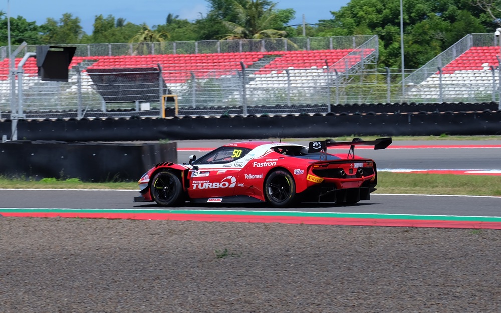 Sean Gelael mengendarai Ferrari 296 GT3 Evo