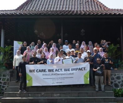 CSR Deltalube, beri bantuan berupa fasilitas penampungan sampah.