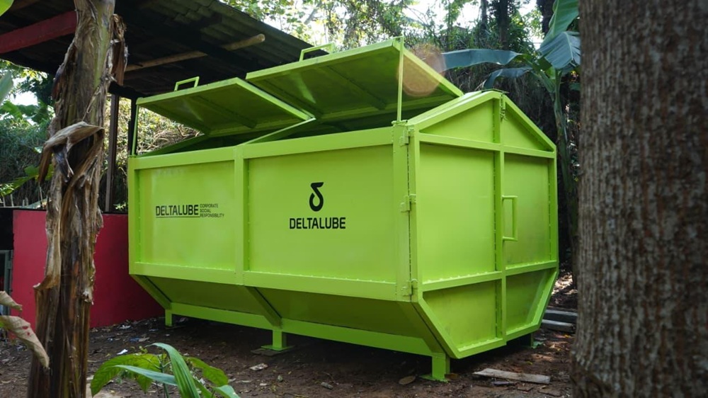 CSR Deltalube, beri bantuan berupa fasilitas penampungan sampah di desa Cibogo