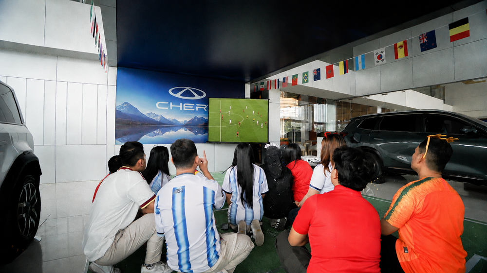 Aktivitas nobar sepakbola di dealer Chery