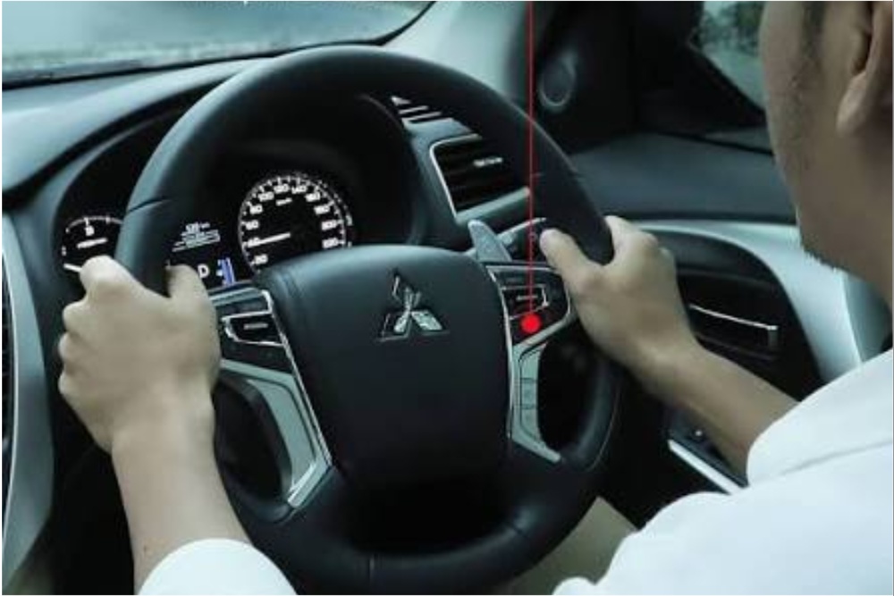Mengaktifkan fitur ACC umumnya di jalan bebas hambatan atau Tol