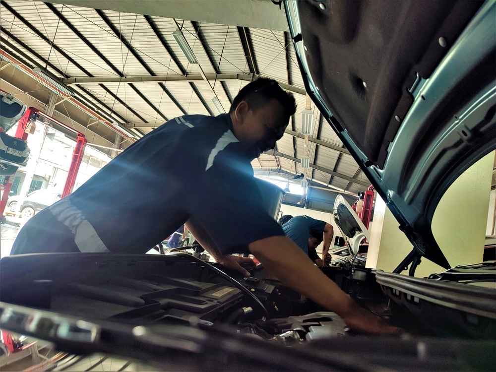 Proses pengecekan kendaraan di bengkel resmi Peugeot
