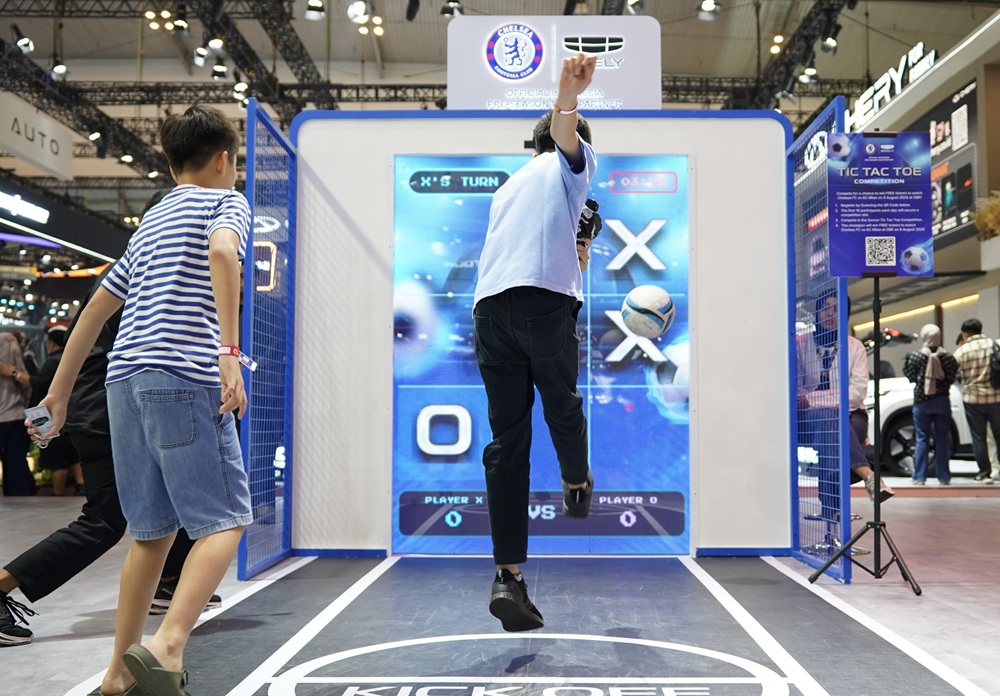 Booth Geely di GIIAS 2026 menghadirkan nuansa Chelsea FC