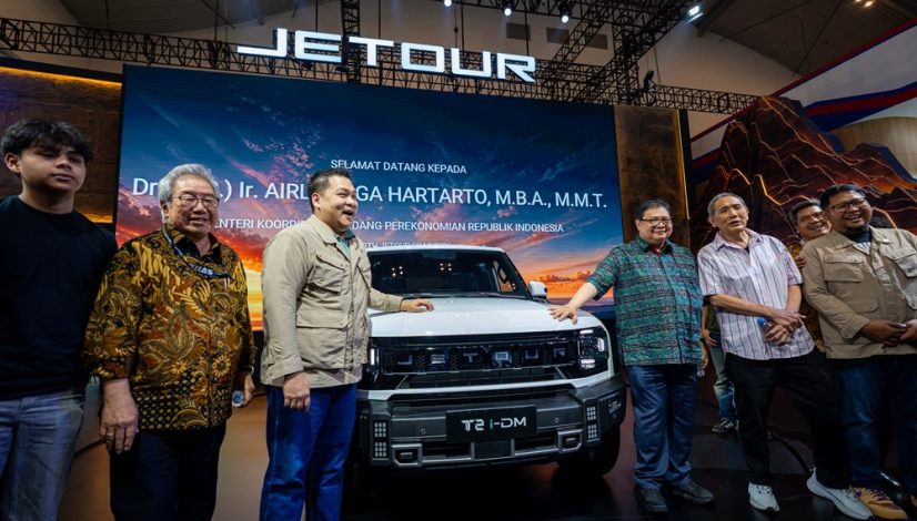 Kunjungan Airlangga Hartarto ke booth Jetour di GIIAS 2026