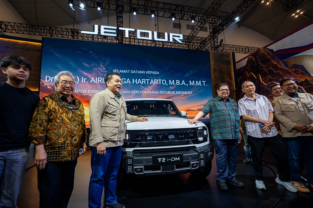 Kunjungan Airlangga Hartarto ke booth Jetour di GIIAS 2026