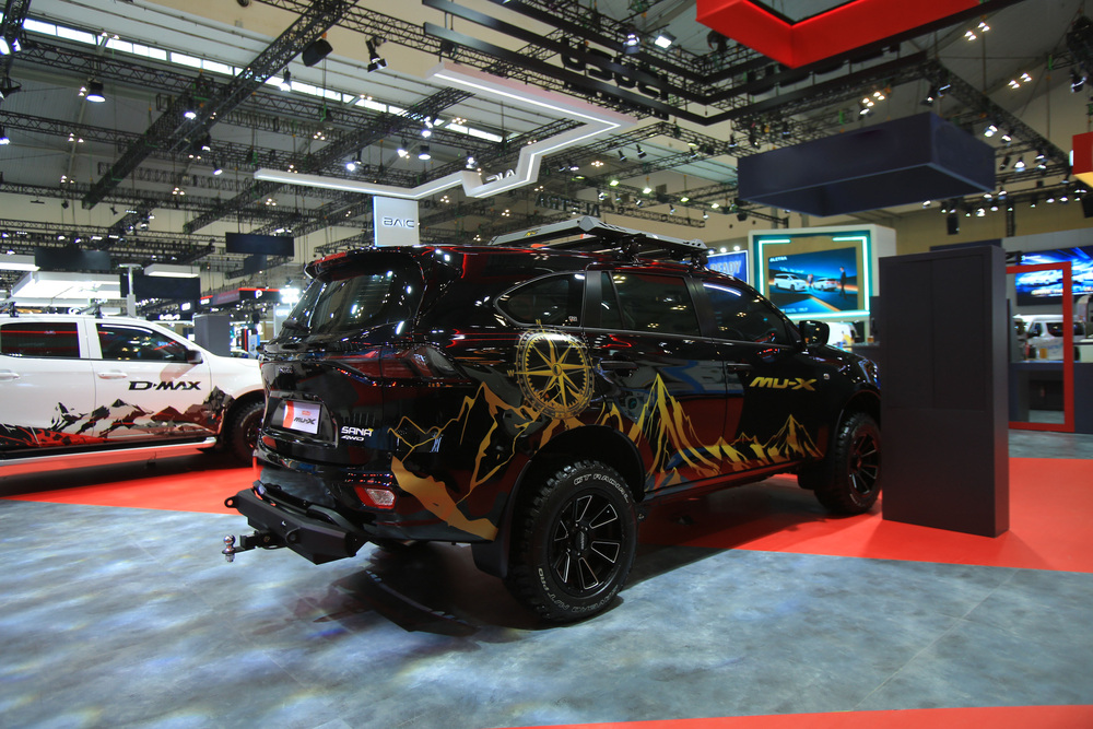 tampak belakang isuzu new mu x 4x4 giias 2026 indonesia